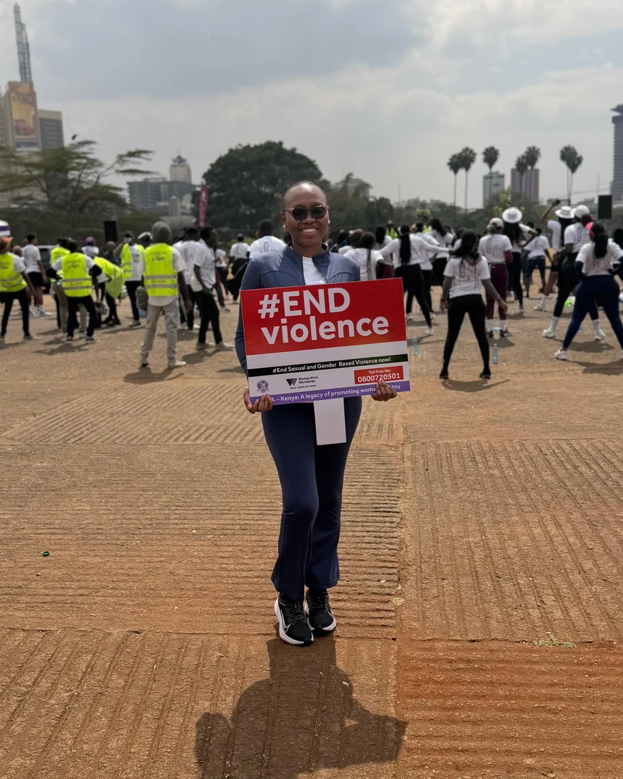 Betty staat in Nairobi met een bord tegen geweld tegen vrouwen.